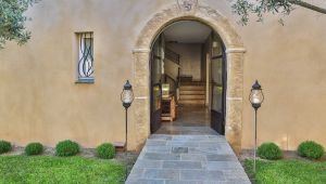 L'entrée de l'hôtel