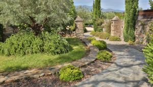 Chemin traversant le jardin de l'Hotel La Dimora