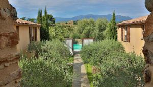 Vue jardin de l'Hôtel La Dimora avec piscine